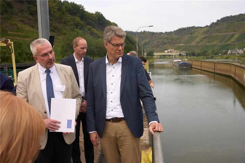 Bundesverkehrsminister Schnieder (r) sieht noch Potenzial für die Schifffahrt.Thomas Frey/dpa