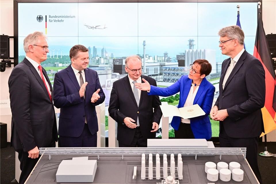 Bundesverkehrsminister Schnieder übergibt den Förderbescheid für die Forschungsplattform an das DRLSebastian Christoph Gollnow/dpa