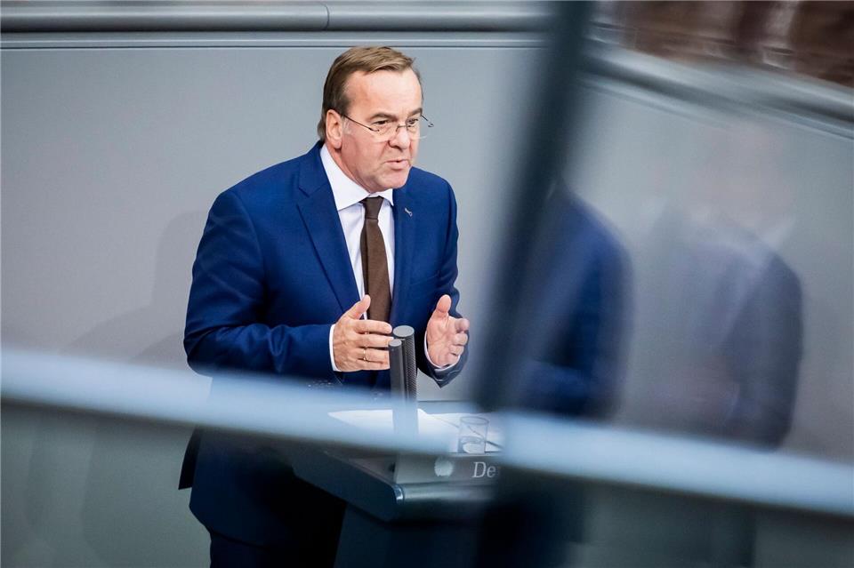 Bundesverteidigungsminister Boris Pistorius (SPD) wirbt im Bundestag für sein Wehrdienstmodell, zeigt sich aber offen für Kompromissvorschläge.Christoph Soeder/dpa