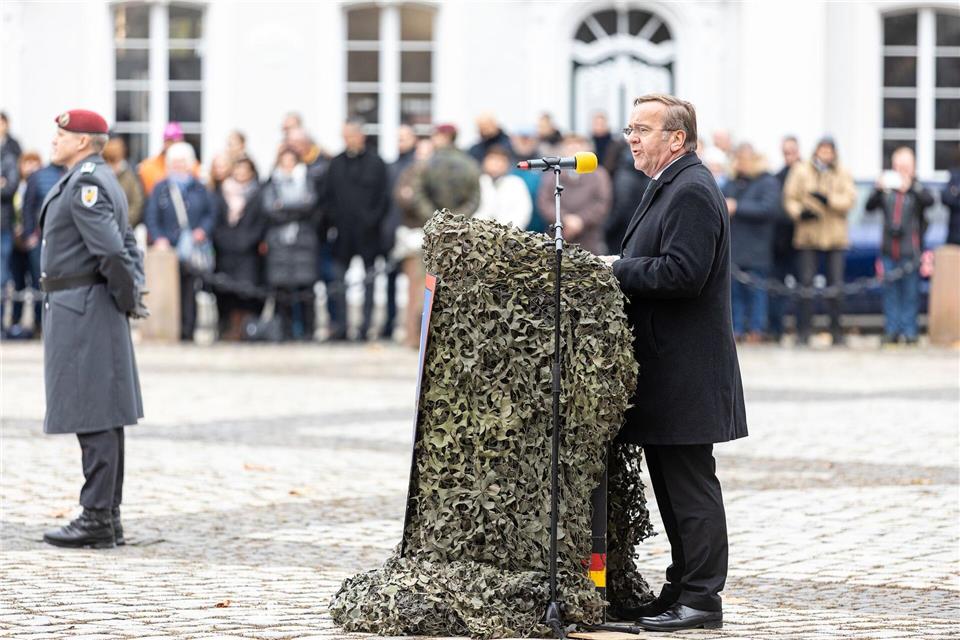 Bundesverteidigungsminister Boris Pistorius (SPD) spricht beim feierlichen Gelöbnis.Laszlo Pinter/dpa