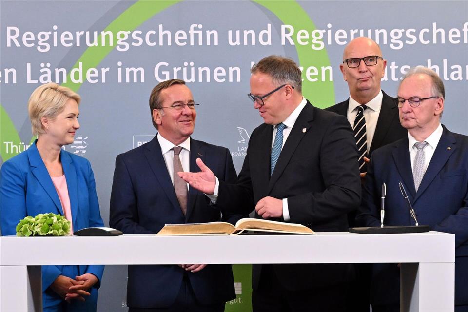 Bundesverteidigungsminister Boris Pistorius nahm auf Schloss Ettersburg an Beratungen der ostdeutschen Ministerpräsidenten teil. Es ging um die Verteidigungsfähigkeit. Martin Schutt/dpa