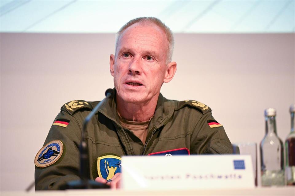 Bundeswehr-General Poschwatta unterstützt die neue Rüstungsmesse Eudex.Wolf von Dewitz/dpa