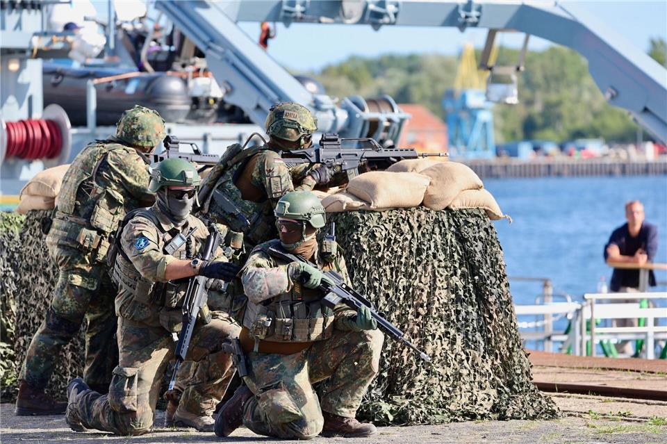 Bundeswehr-Soldaten sichern das Werftgelände. Jens Büttner/dpa