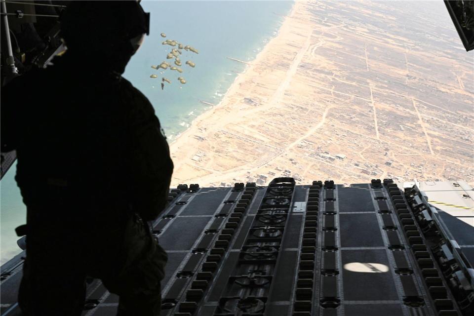 Bundeswehr setzt erneut Hilfsgüter über Gaza abSven Käuler/dpa
