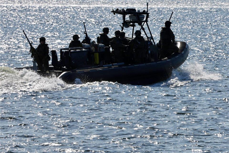 Bundeswehr sichert Gewässer für Schiffstransport.Jens Büttner/dpa