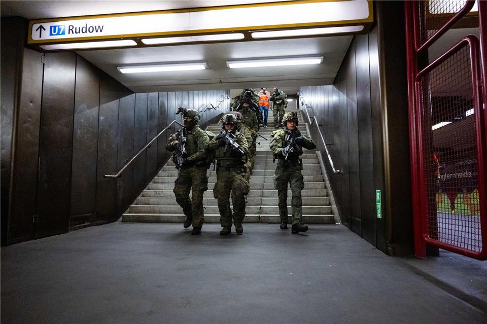 Bundeswehrsoldaten laufen bei einer Übung eine Treppe im U-Bahnhof Jungfernheide in Berlin herunter. Christophe Gateau/dpa