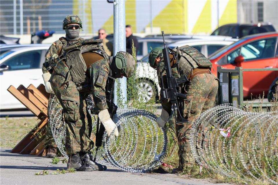 Bilder des Tages Bundeswehrsoldaten sind bei der Großübung „Red Storm Bravo“ mit dem Aufbau eines Checkpoints im Hamburger Hafen beschäftigt. Bodo Marks/dpa