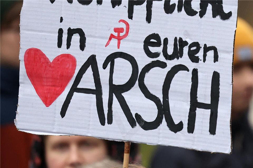 Bundesweit gab es Proteste gegen die Wehrdienst-Pläne der Regierung - auch in Sachsen-Anhalt. Bernd Wüstneck/dpa