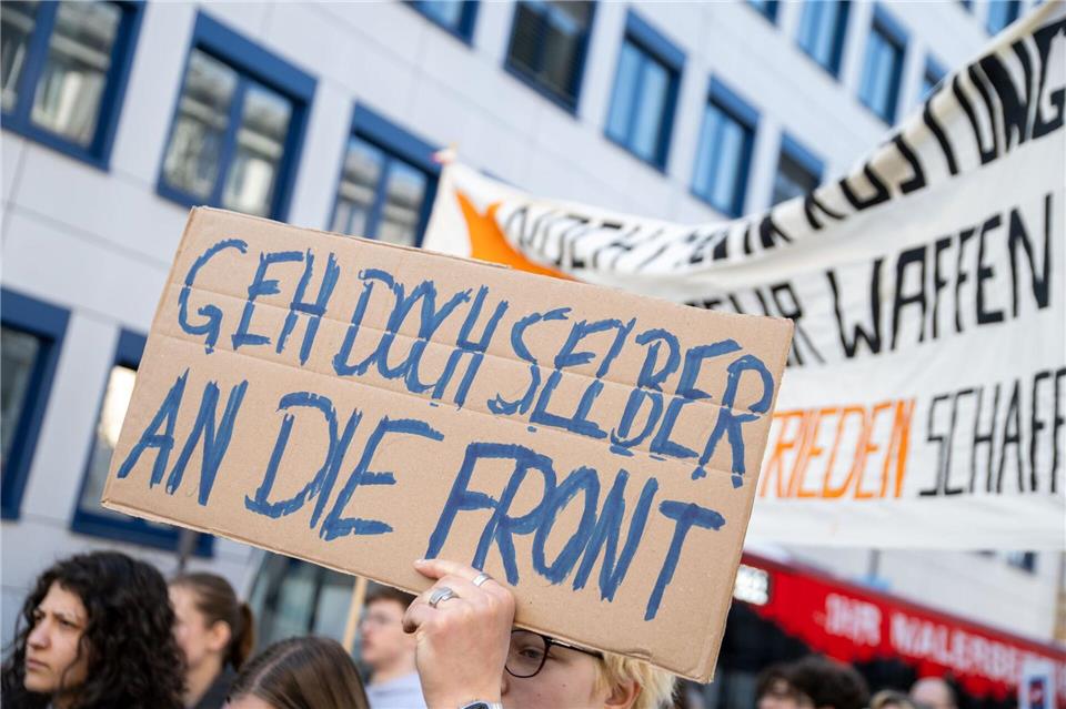 Bundesweit gingen junge Menschen wie hier in Bamberg gegen die Wehrpflicht auf die Straße.Pia Bayer/dpa