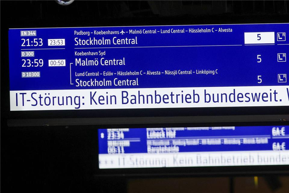 Bundesweit mussten die Züge wegen der Störung in den Bahnhöfen bleiben.Bodo Marks/dpa
