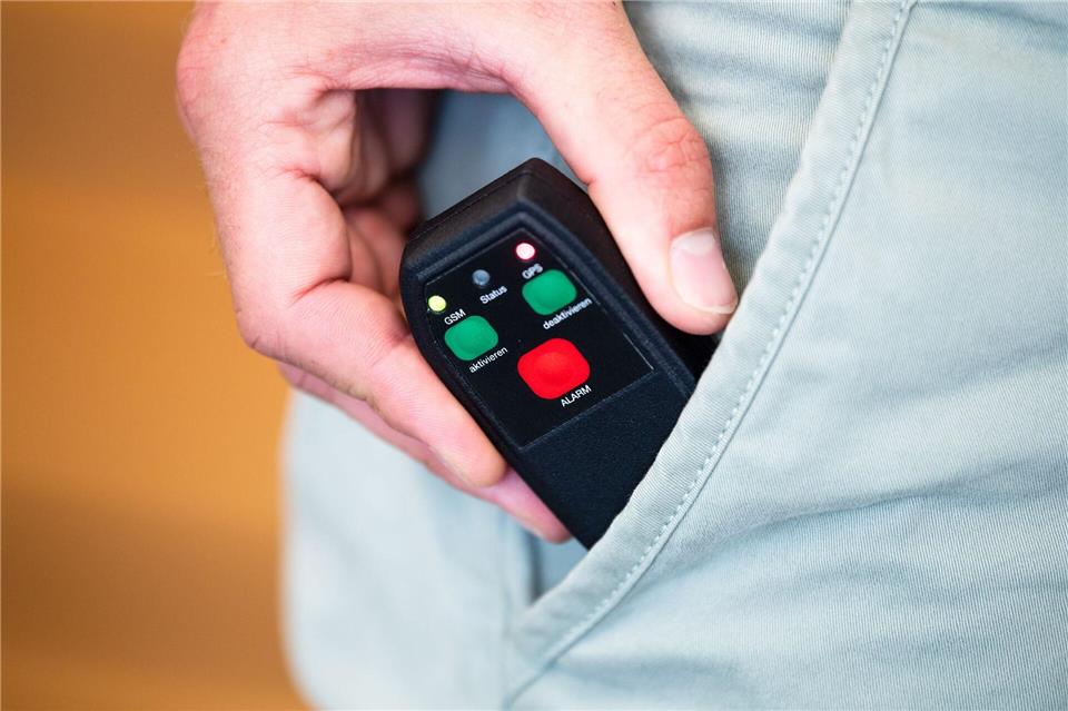 Bundesweit sollten Gerichtsvollzieher mobile Alarmsysteme zur Verfügung haben, meint der Bundesverband DGVB, um im Notfall einfacher Hilfe anfordern zu können. (Symbolbild)Sina Schuldt/dpa