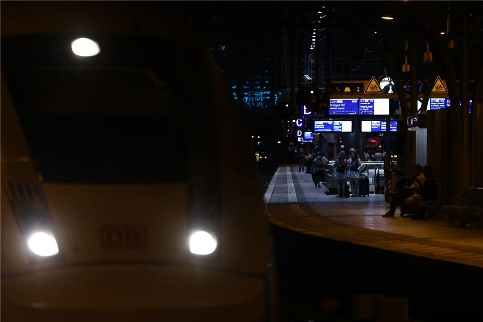 Bundesweit standen am Abend die Züge still.Rolf Vennenbernd/dpa