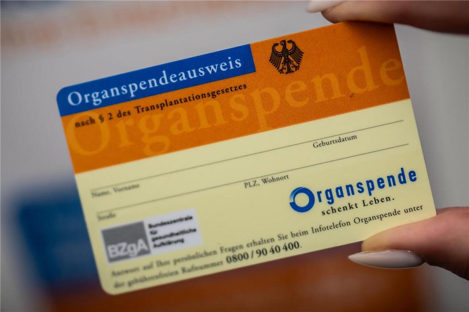 Bundesweit warten etwa 8.100 Patientinnen und Patienten auf eine Organspende. (Symbolbild)Michael Kappeler/dpa