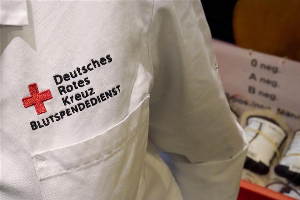 Bundesweit werden täglich 15.000 Blutspenden benötigt (Archivbild). Marcus Brandt/dpa