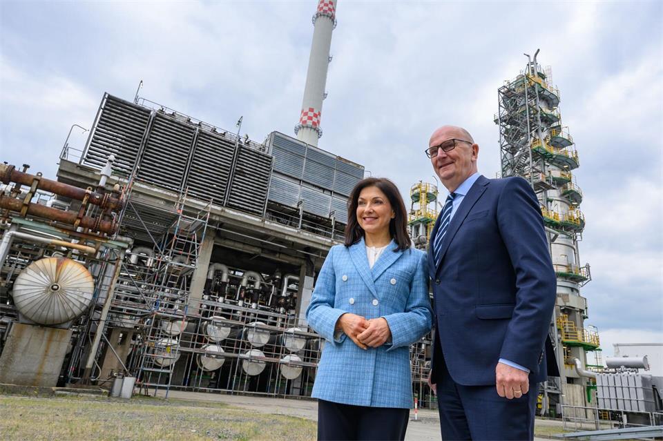 Bundeswirtschaftsministerin Katherina Reiche (CDU) und Brandenburgs Ministerpräsident Dietmar Woidke (SPD) kamen im Mai auf das Gelände der Ölraffinerie PCK. (Archivbild)Patrick Pleul/dpa