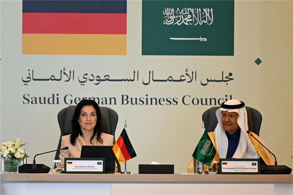 Bundeswirtschaftsministerin Katherina Reiche (CDU) und ihr saudi-arabisches Gegenüber, Energieminister Abdulasis bin Salman, haben eine stärkere Zusammenarbeit im Energiebereich vereinbart. Elisa Schu/dpa