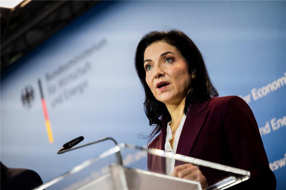 Bundeswirtschaftsministerin Katherina Reiche (CDU) verkündet den Milliardendeal für die Meyer Werft.Christoph Soeder/dpa