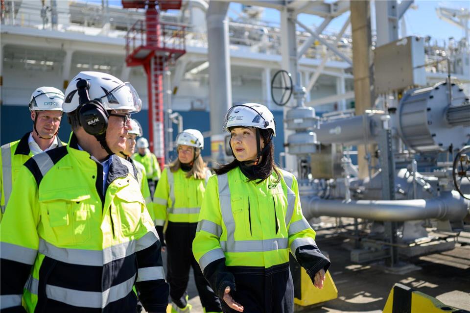 Bundeswirtschaftsministerin Katherina Reiche besuchte ein Wilhelmshavener LNG-Terminal zusammen mit DET-Geschäftsführer Peter Röttgen. Izabela Mittwollen/dpa