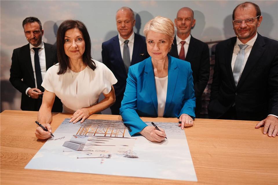 Bundeswirtschaftsministerin Reiche (CDU. l) und MV-Ministerpräsidentin Schwesig (SPD) waren bei der Bekanntgabe der Aufträge dabei. Kay Nietfeld/dpa