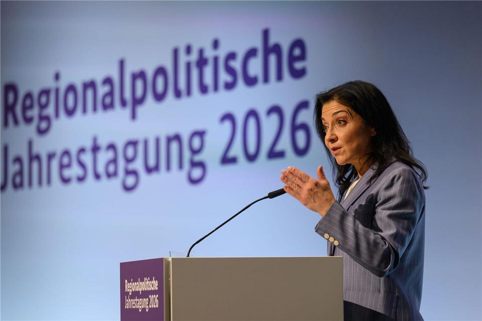 Bundeswirtschaftsministerin Reiche erläutert in Halle die Folgen des Iran-Konflikts für Energiepreise und Konjunktur.Hendrik Schmidt/dpa