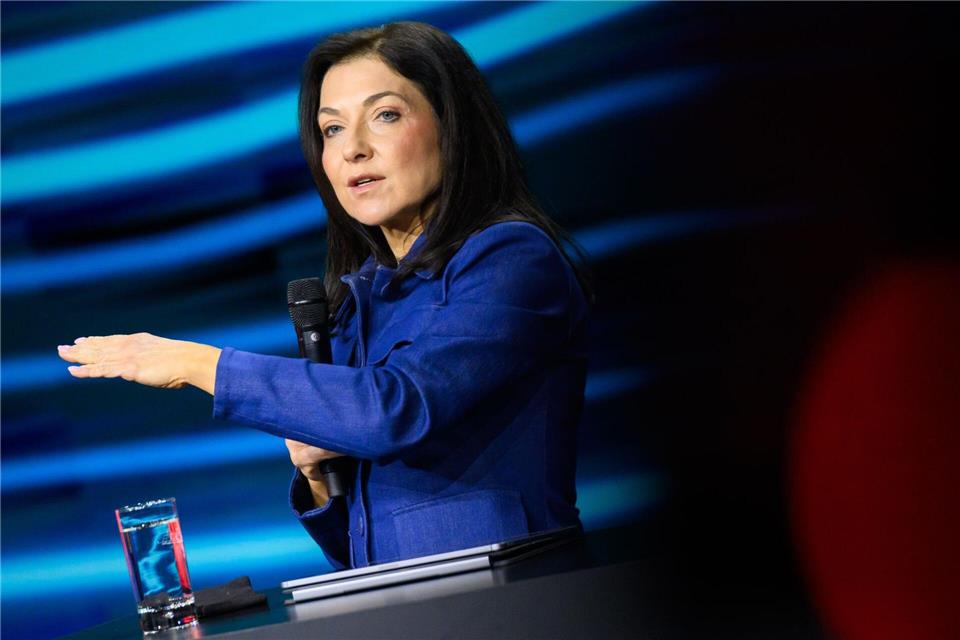 Bundeswirtschaftsministerin Reiche spricht auf der Hannover Messe mit Unternehmern über die Rolle von Künstlicher Intelligenz in der Industrie.Julian Stratenschulte/dpa