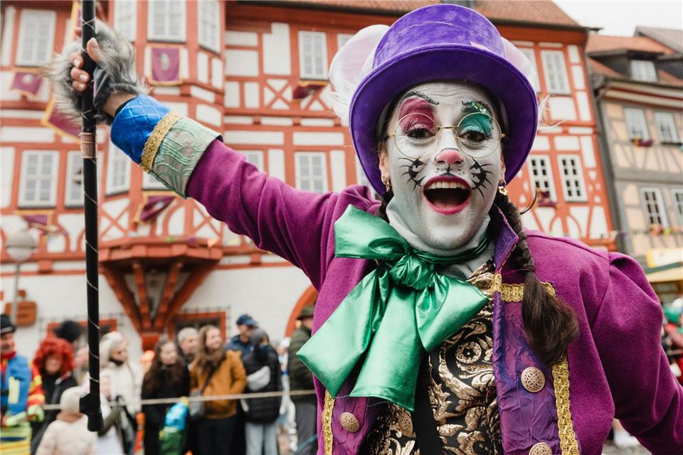 Bunt ging es zu beim Straßenkarneval am Samstag in Wasungen. Michael Reichel/dpa