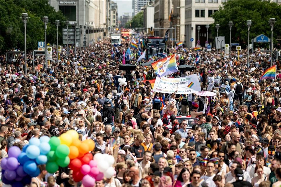 Bunt, schrill und ausgelassen - so präsentiert sich die Parade zum Christopher Street Day (CSD) in Berlin.
