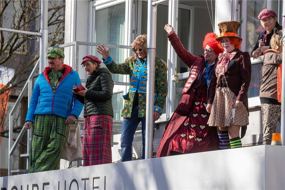 Bunt und ausgelassen: Narren feiern den Rosenmontag in Mainz. Glücklich waren besonders die, die eine gute Aussicht hatten. Helmut Fricke/dpa