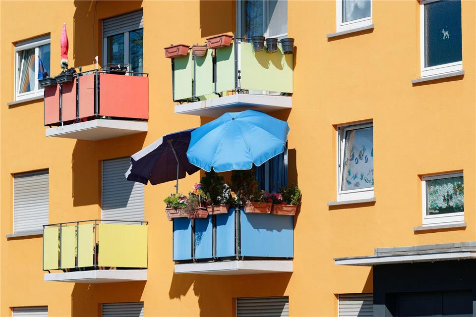 Bunt und blühend: Mieter können den Balkon ihrer Wohnung nach ihren Wünschen gestalten - doch es kann Grenzen geben.Uwe Anspach/dpa