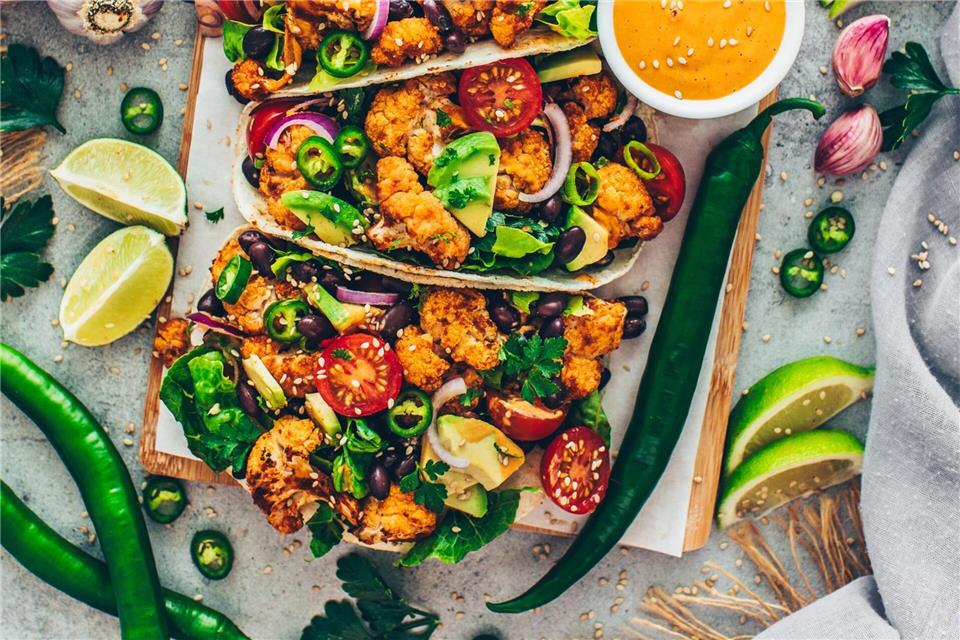 Bunt und lecker: Food-Bloggerin Bianca Zapatka serviert zu ihren Blumenkohl-Tacos auch eine leckere Tahini-Sauce. Bianca Zapatka/dpa-tmn