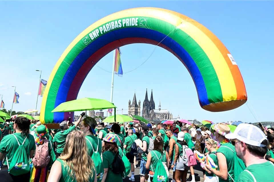 Regenbogen-Fächer gegen die Hitze: CSD in Köln Bunt verkleidete Teilnehmer feiern den Start der diesjährigen CSD-Parade in der Stadt.