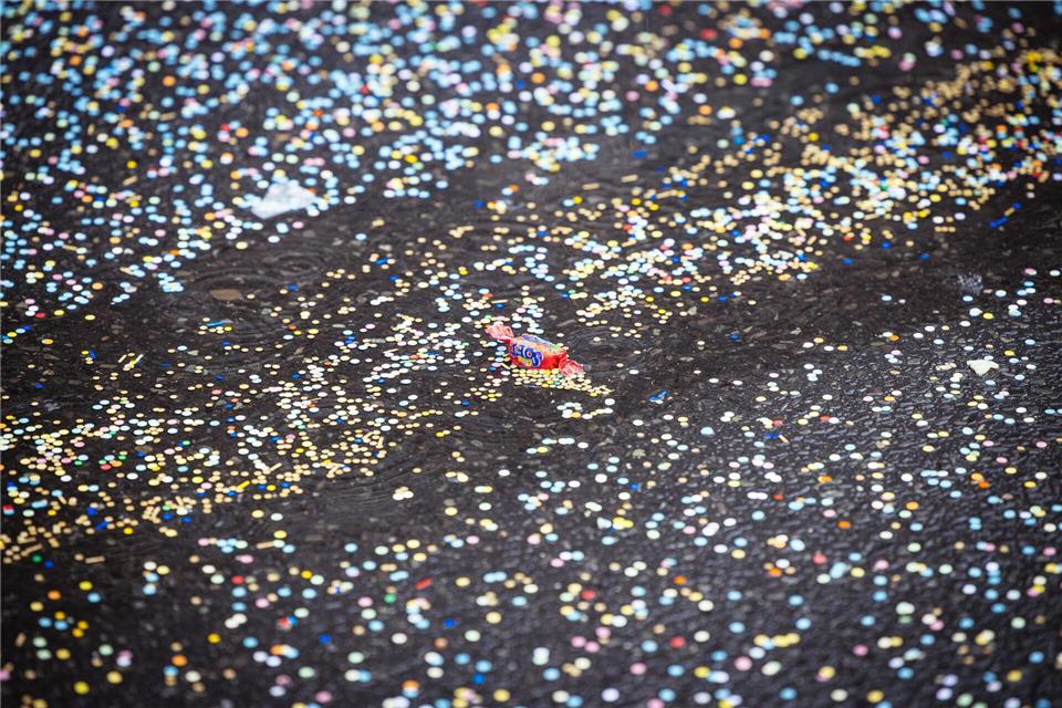 Bunt war’s – jetzt wird aufgeräumt: Konfetti gehört nach Karneval in den Restmüll. Recyceln lässt sich der Schnipsel-Mix nicht.picture alliance/dpa/dpa-Zentralbild