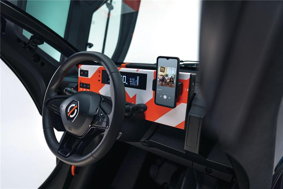 Bunte Bedieneinheit: Das Smartphone ist fixiert - mit den Ablagen für andere Dinge sieht es eher mau aus.Renault/dpa-tmn