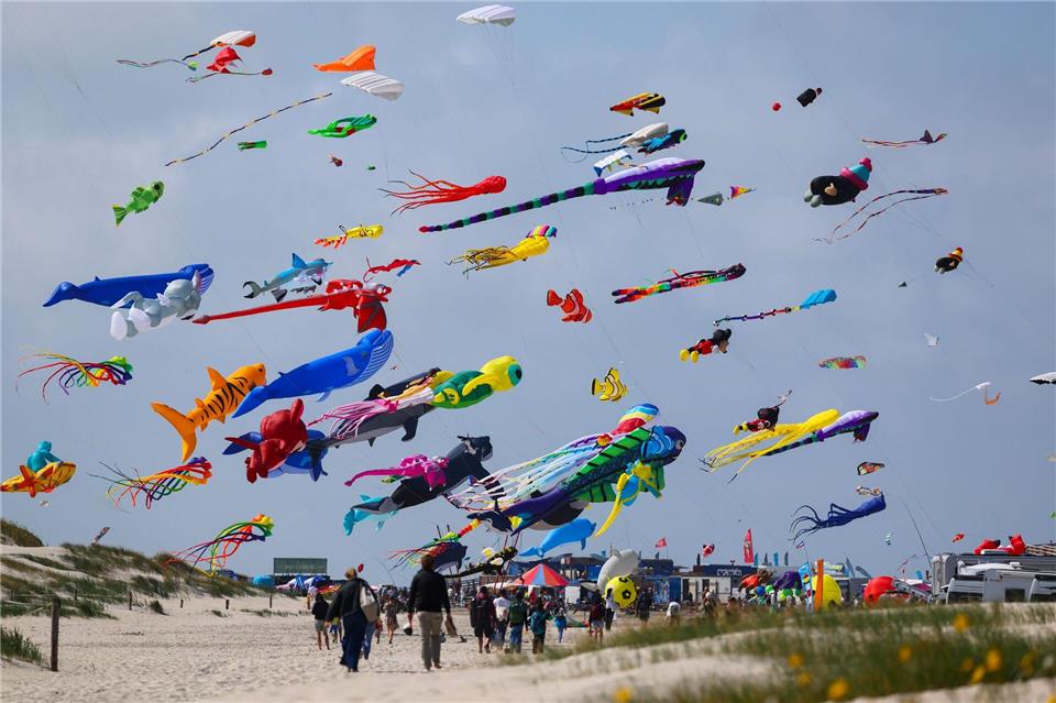 Bunte Drachen aller Größen und Formen verwandeln den Himmel über St. Peter-Ording in ein Farbenmeer.Christian Charisius/dpa