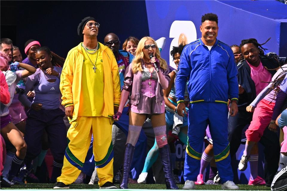 Bunte Mischung: Madonna mit Brasiliens Fußballlegenden Ronaldinho (l) und Ronaldo.Tom Weller/dpa