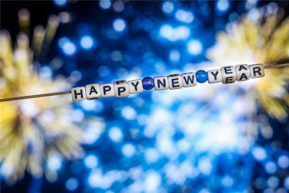 Bunte Raketen und lautes Knallen prägen die Silvesternacht: Feuerwerk sorgt für festliche Stimmung, bringt aber auch Feinstaub und Müll mit sich.Christoph Reichwein/dpa