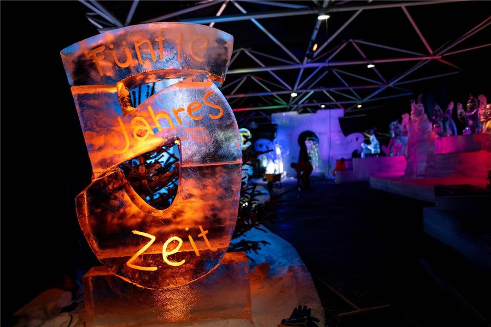 Bunte Scheinwerfer erzeugen bei den kristallklaren Skulpturen eine besondere Atmosphäre.Fabian Strauch/dpa