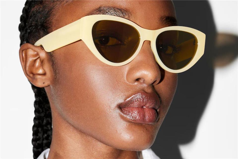 Bunte Sonnenbrillen im 2000er-Style, wie das gelbe Modell von & Other Stories ab ca. 90 Euro, setzen farbige Akzente und passen perfekt zu Baggy-Jeans und Cropped Tops. & Other Stories/dpa-tmn