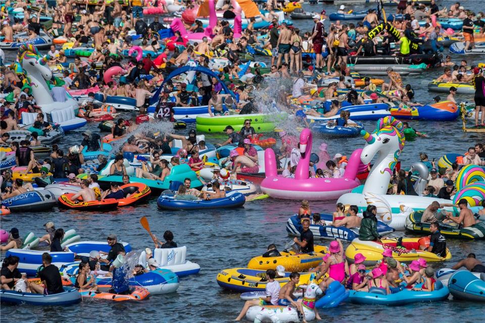 Bunte Wasserparty: Beim Fest „Nabada“ in Ulm treiben Menschen in Gummibooten die Donau hinab. Stefan Puchner/dpa