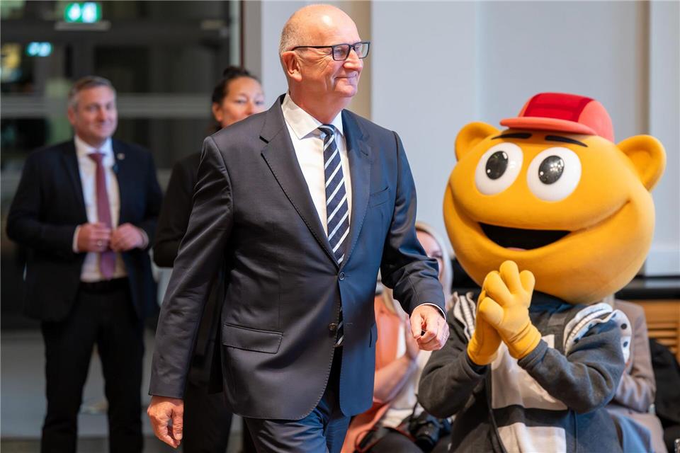 Bunter Empfang für Regierungschef Dietmar Woidke: Filmpark-Maskottchen „Flimmy“ bringt gute Laune in die Potsdamer Staatskanzlei.Soeren Stache/dpa