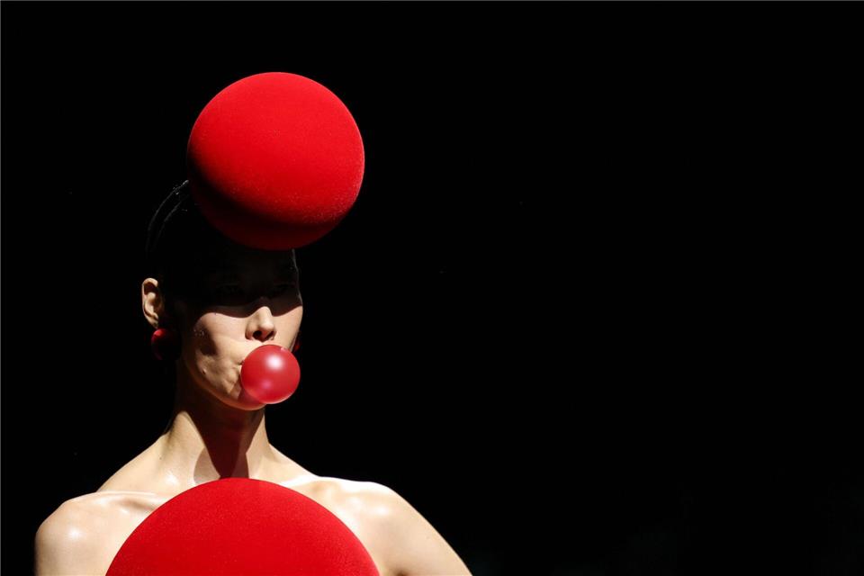 Buntes auf der Pariser Modewoche: Ein Model präsentiert eine Kreation aus der Damen-Haute-Couture-Kollektion Herbst/Winter 2026–2027 von Robert Wun.Behrouz Mehri/AFP/dpa