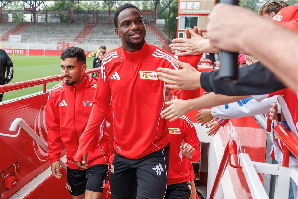 Burcu (l.) gibt bei Union musikalisch den Ton an. (Archivbild)Andreas Gora/dpa