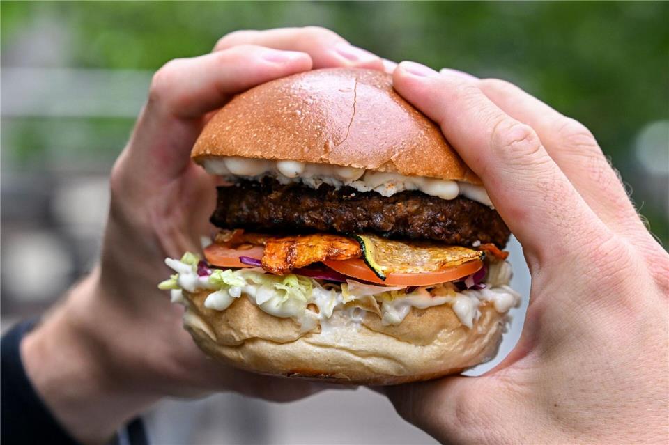 Burger mit einem vegetarischen Patty belegt. (Archivbild)Jens Kalaene/dpa