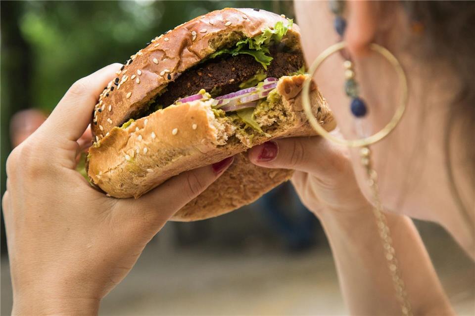 Gesünder essen klappt nicht? Umfrage zeigt, woran es hakt  Burger statt Obst: 84 Prozent der Befragten sind der Ansicht, dass gesunde Lebensmittel an öffentlichen Plätzen schwerer zu finden sind als ungesunde Produkte.Christin Klose/dpa-tmn