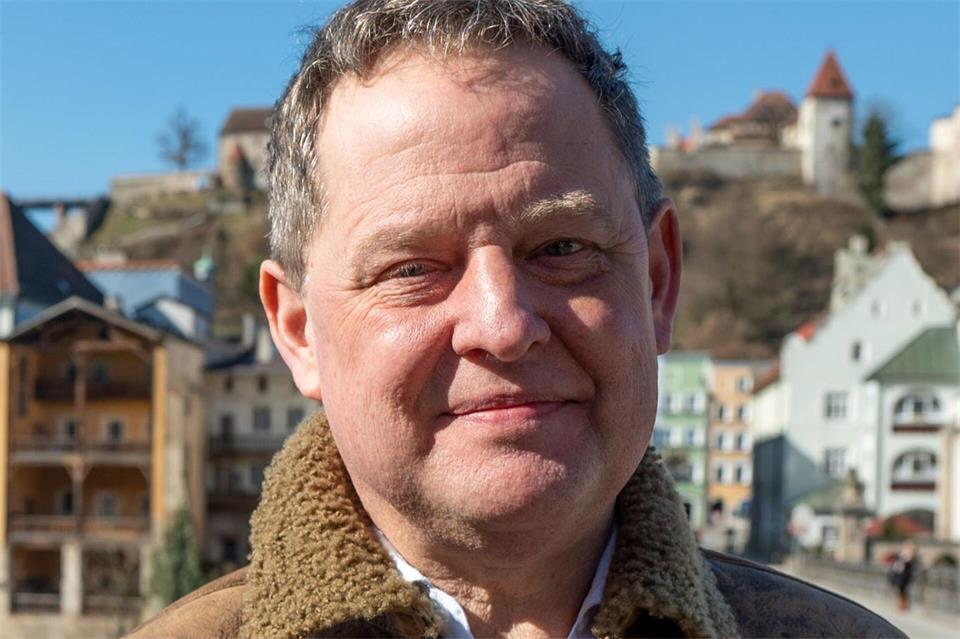 Burghausens Bürgermeister Schneider schildert die Folgen der PFOA-Belastung für die Stadt. (Archivfoto)   Armin Weigel/dpa