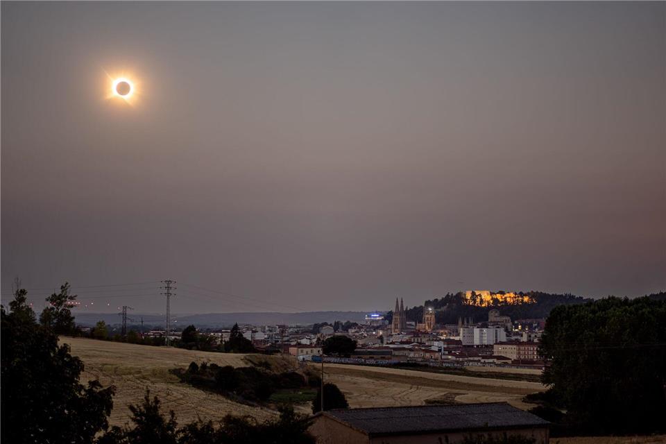Burgos in Spanien während der totalen Sonnenfinsternis.Gabriel Luengas/EUROPA PRESS/dpa