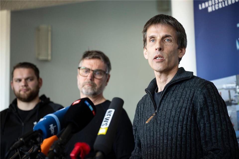 Burkard Baschek (r), Direktor des Deutschen Meeresmuseums, und Greenpeace-Meeresbiologe Thilo Maack (M) sprechen in Wismar zur Presse.Philip Dulian/dpa