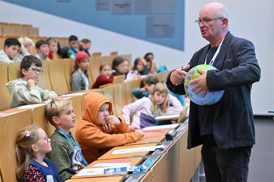 Burkhard Fleck, Professor an der Ernst-Abbe-Hochschule (EAH), während einer Vorlesung zum Thema „Wie funktioniert ein Gewächshaus und was hat das mit dem Klimawandel zu tun?“ im Rahmen der Kinderuniversität.Martin Schutt/dpa