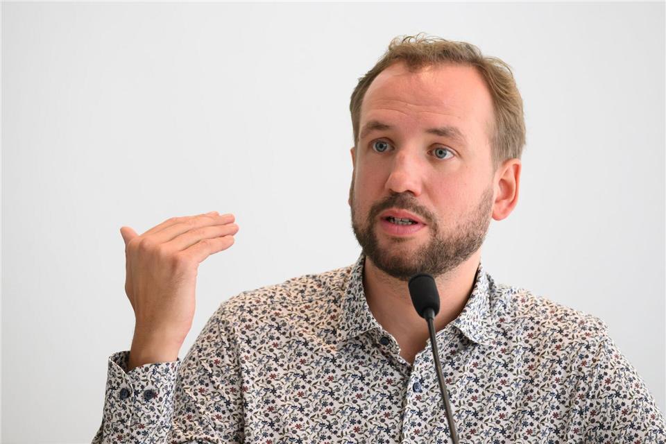 Burkhard Naumann, Vorsitzender der GEW Sachsen, sieht Schulleitungen in einem ständigen Krisenmodus. (Archivbild)Robert Michael/dpa