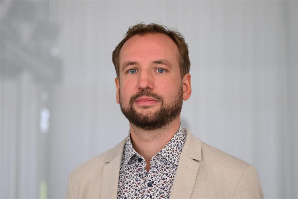 Burkhard Naumann, Vorsitzender der Gewerkschaft Erziehung und Wissenschaft in Sachsen, warnt vor einer Kürzung und einem Wegfall der Vor- und Nachbereitungszeit in Kindertagesstätten (Archivbild). Robert Michael/dpa